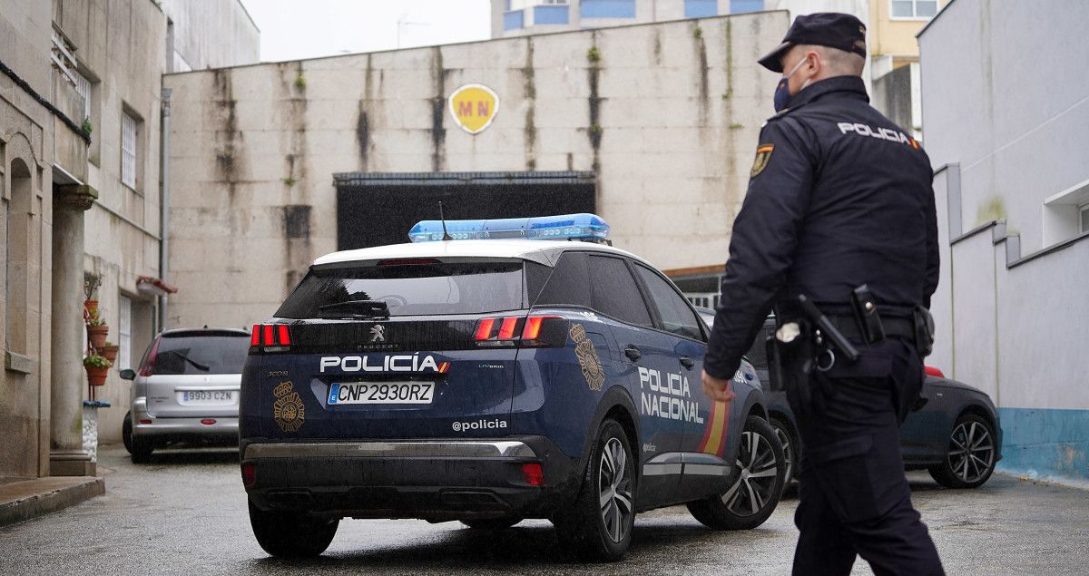 Axentes da Policía Nacional na sede da armadora do Villa de Pitanxo | ARQUIVO