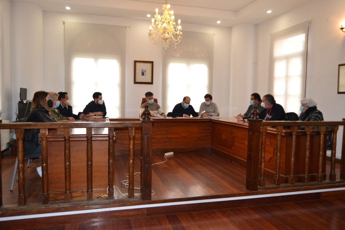 Reunión del gobierno local de Bueu con los propietarios del PERI de la playa de Beluso