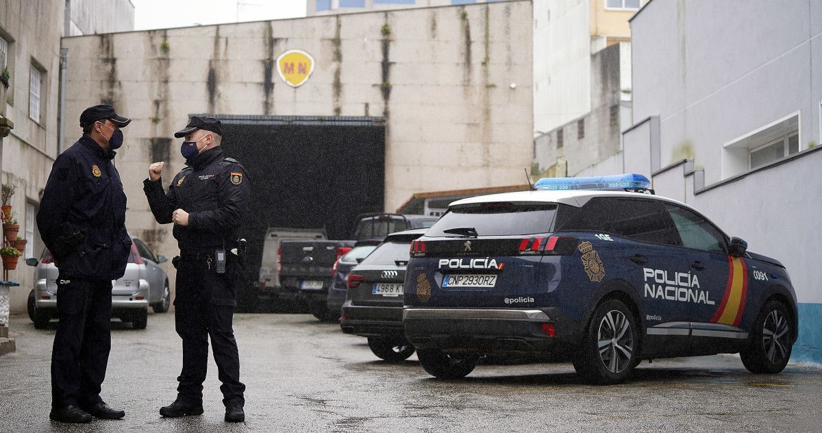 Axentes da Policía Nacional na sede da armadora do Villa de Pitanxo | ARQUIVO