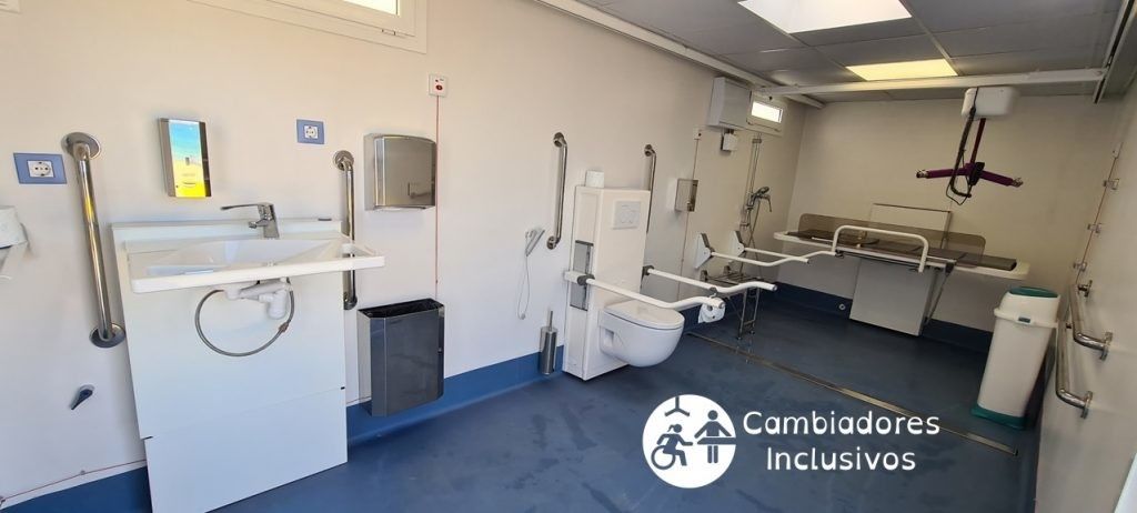 Interior de un cambiador inclusivo