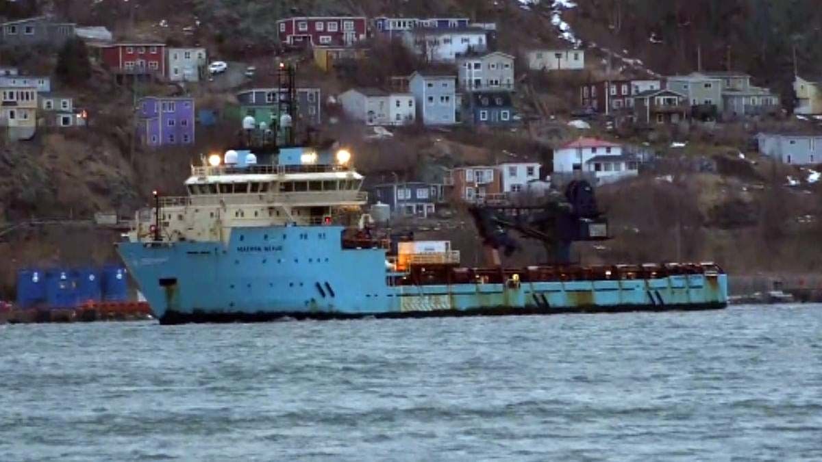 Barco chegando a porto cos dous primeiros falecidos do Villa de Pitanxo