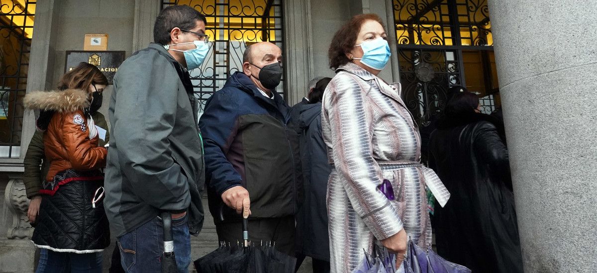 Achegados de Rogelio Franco, no exterior da Subdelegación do Goberno en Pontevedra