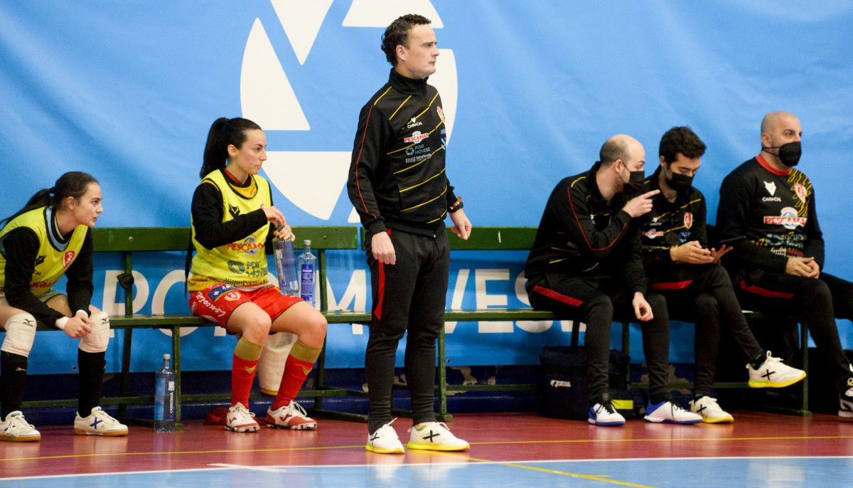 Lucía Paz (esquerda) no partido entre Poio Pescamar e Marín Futsal na Seca