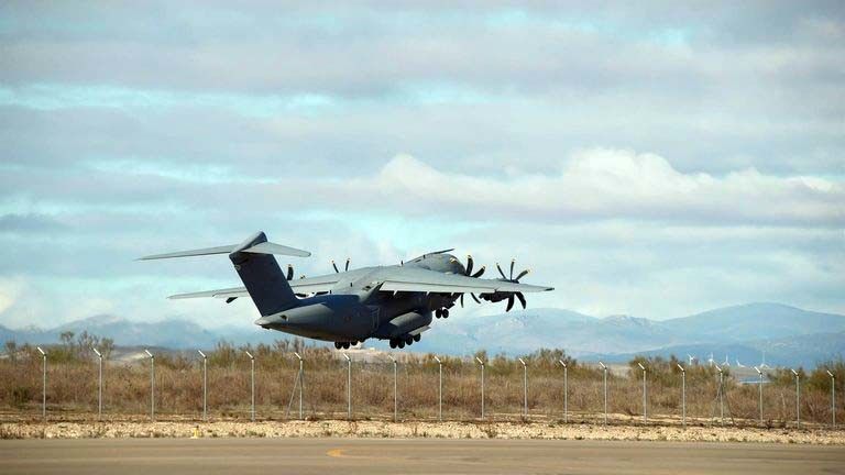 Un avión A-400 do Exército do Aire despegando da base de Zaragoza