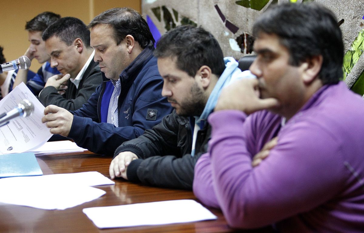 José Antonio Nieto (centro) preside la asamblea de socios del Leis con David Barreiro en primer término