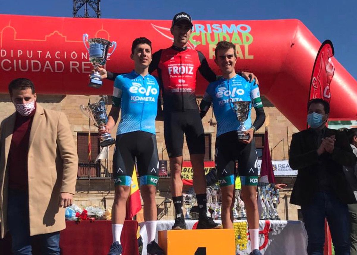 Carmelo Urbano, no alto do podio tras vencer na segunda etapa do Memorial Manuel Sanroma