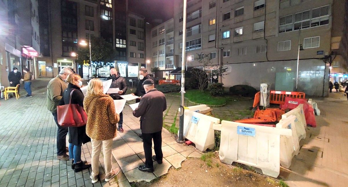 Reunión do concelleiro de Obras, Demetrio Gómez, con veciñanza e comerciantes da praza Pintor Arturo Souto