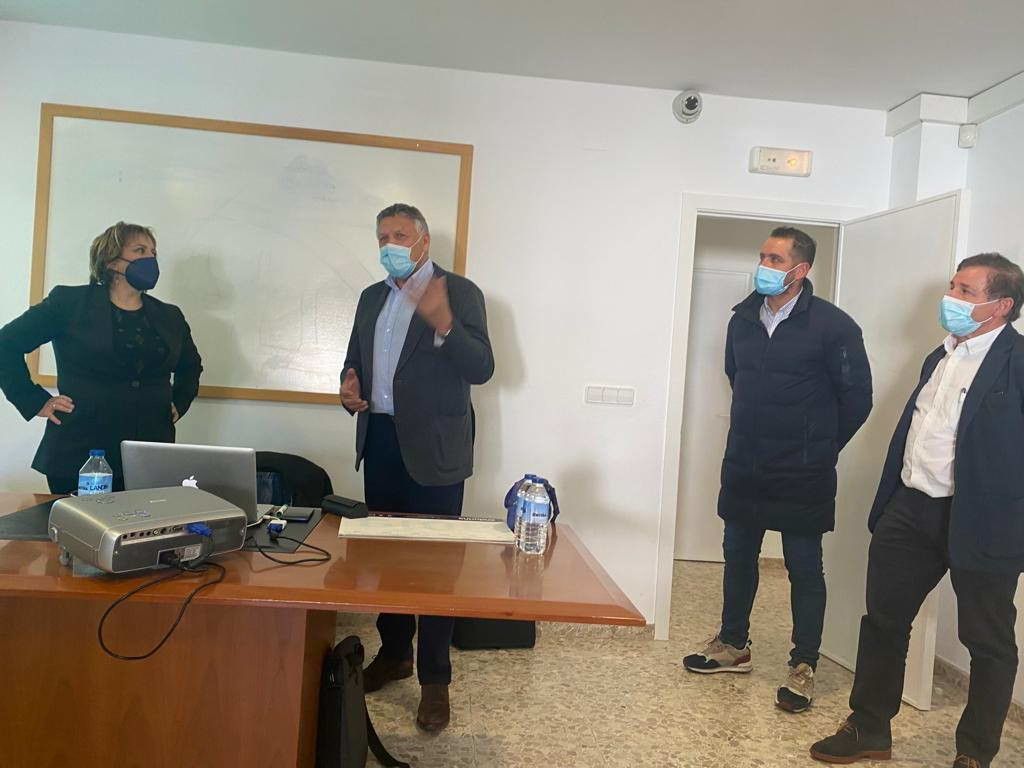 Telmo Martín acude ap peche da sesión formativa dos policías locais de Sanxenxo sobre violencia de xénero