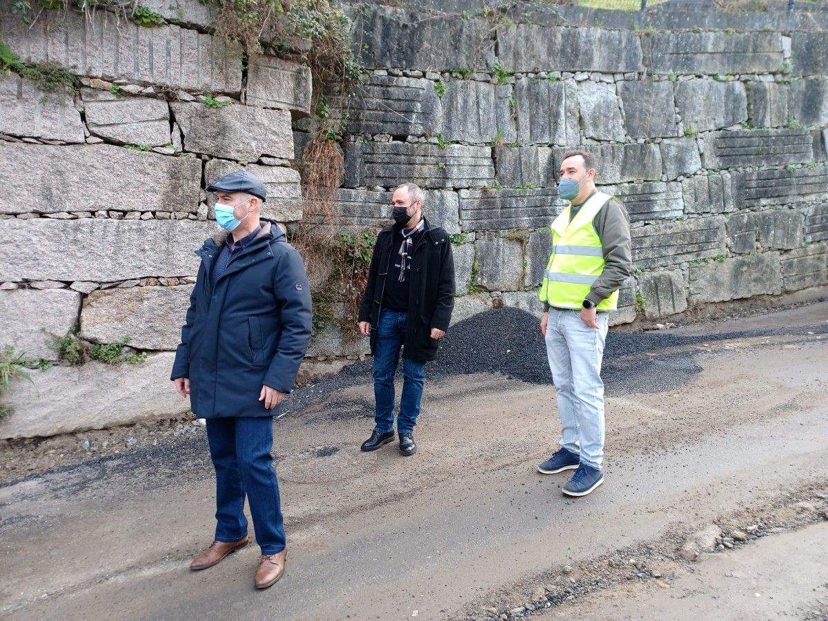 El alcalde de Bueu, Félix Juncal, supervisa las obras del Camiño Vello da Graña