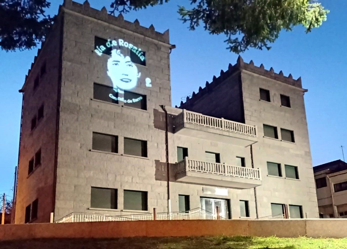 La imagen de Rosalía de Castro, proyectada en el Concello de Barro