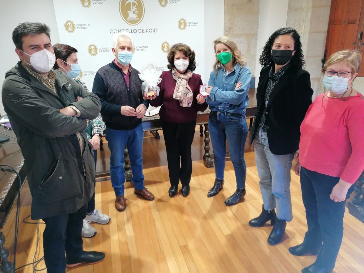 El gobierno local de Poio entrega un regalo a Chelo Besada en su último día como concelleira
