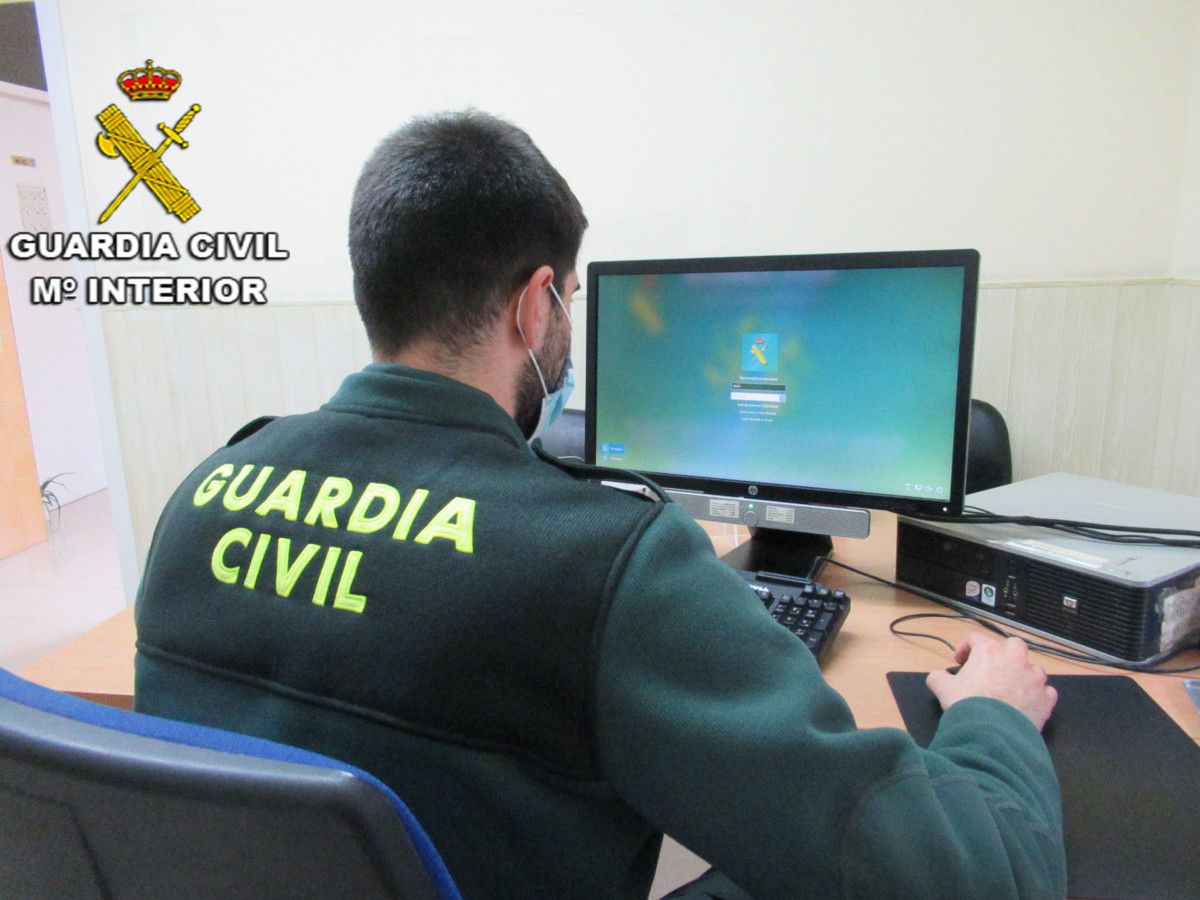 Axente da Guardia Civil diante dun ordenador