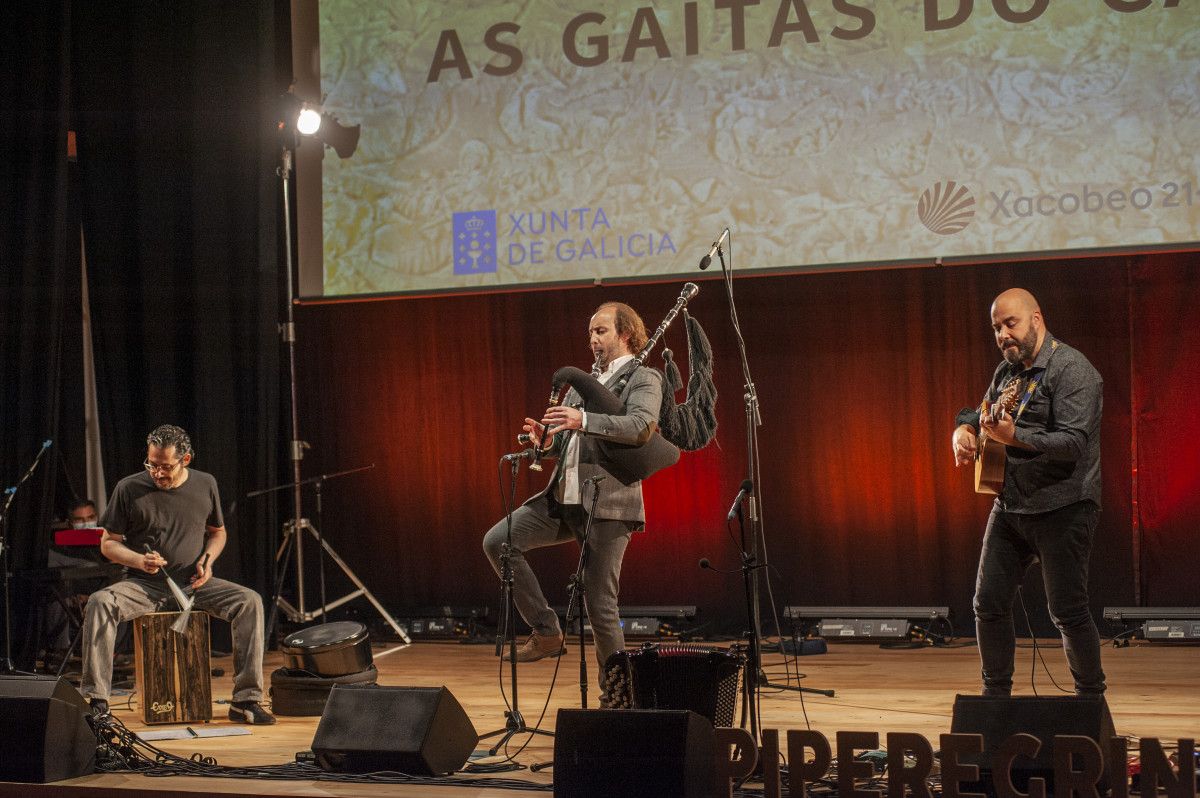 O gaiteiro Oscar Ibáñez nun concerto de 'Piperegrinos. As gaitas do Camiño'