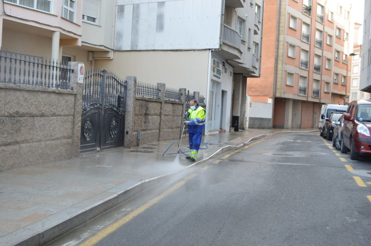 Un operario do servizo de limpeza de Sanxenxo