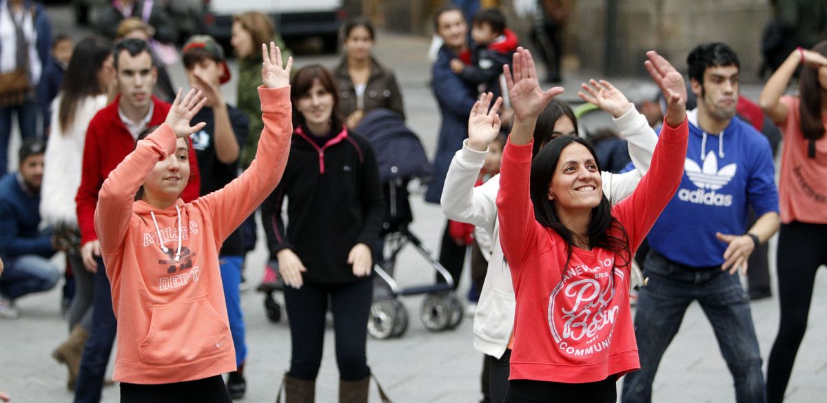 Flashmob de la Fundación Meniños por sus diez años de trabajo en Pontevedra
