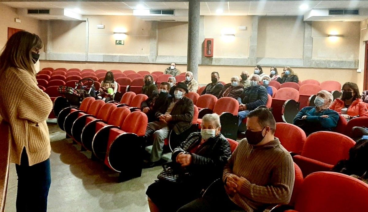 A concelleira de Cultura de Caldas de Reis, María López, presentaba no Auditorio Municipal o vídeo 'Imos contar historias'