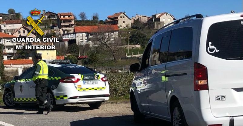 La Guardia Civil detiene en Vilaboa al conductor de una furgoneta escolar tras dar positivo en drogas