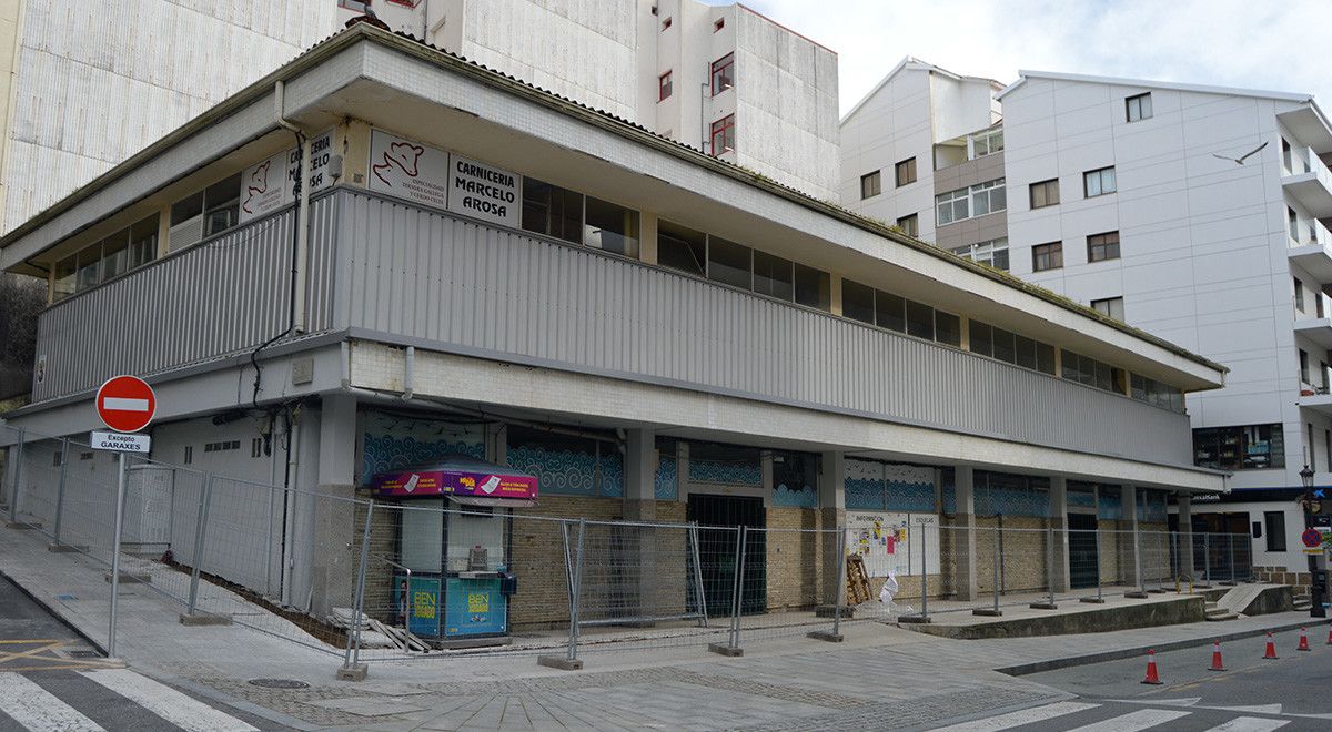 Traballos previos á desmontaxe do mercado de Sanxenxo