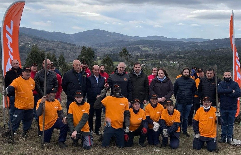 Plantación de 17.000 especies autóctonas no monte comunal de Quireza (Cerdedo-Cotobade)