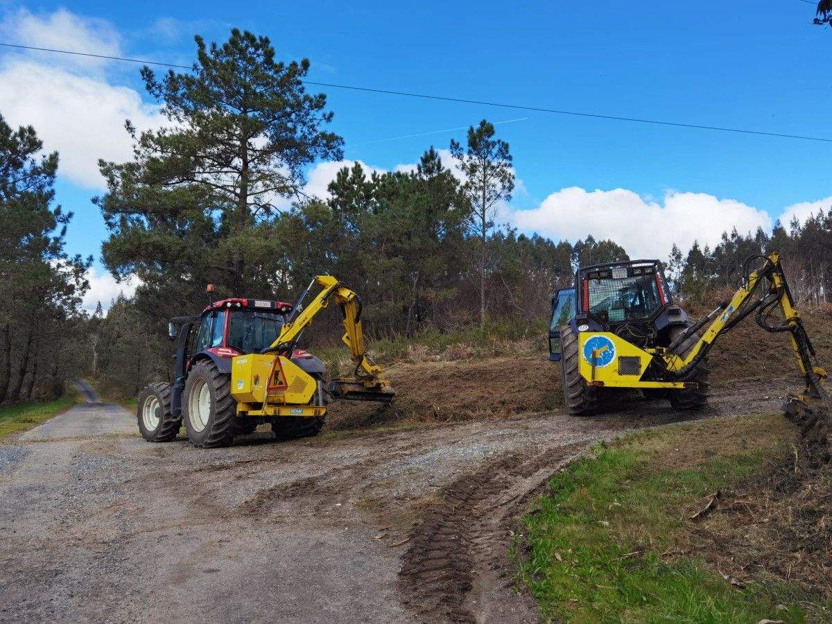Cuntis limpia pistas forestais en todas as súas parroquias para previr lumes
