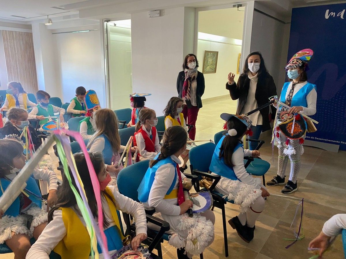 Visita de alumnos a la exposición sobre el Entroido de Galicia en el Museo Torres