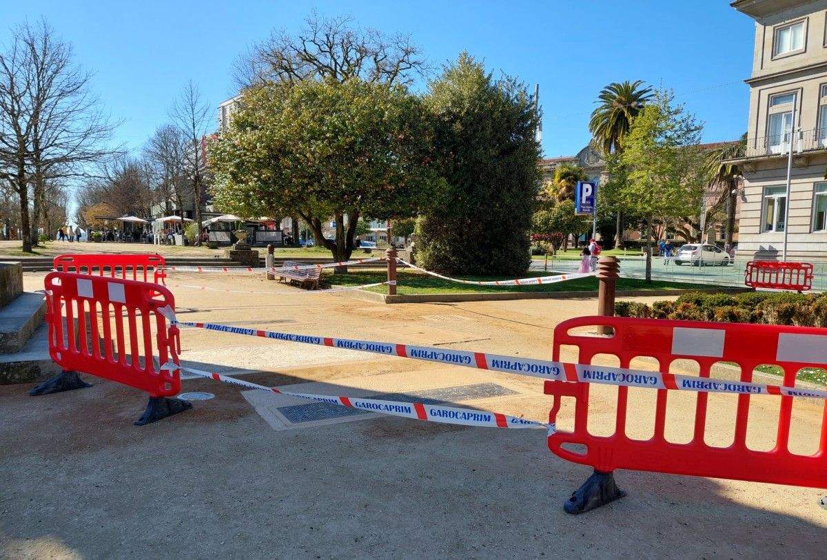Trabajos de acondicionamiento en los jardines de la Praza de España
