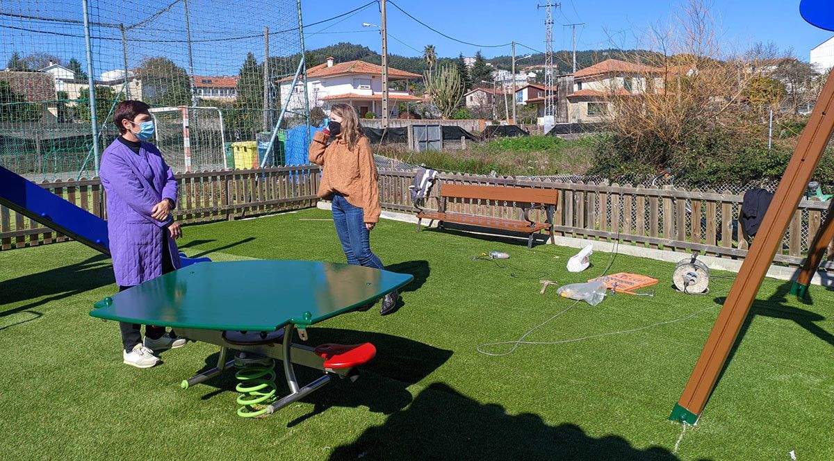 Novo céspede do parque infantil de Saíñas