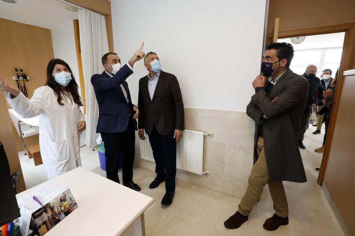 Julio García Comesaña y Telmo Martín, en el centro de salud de Baltar
