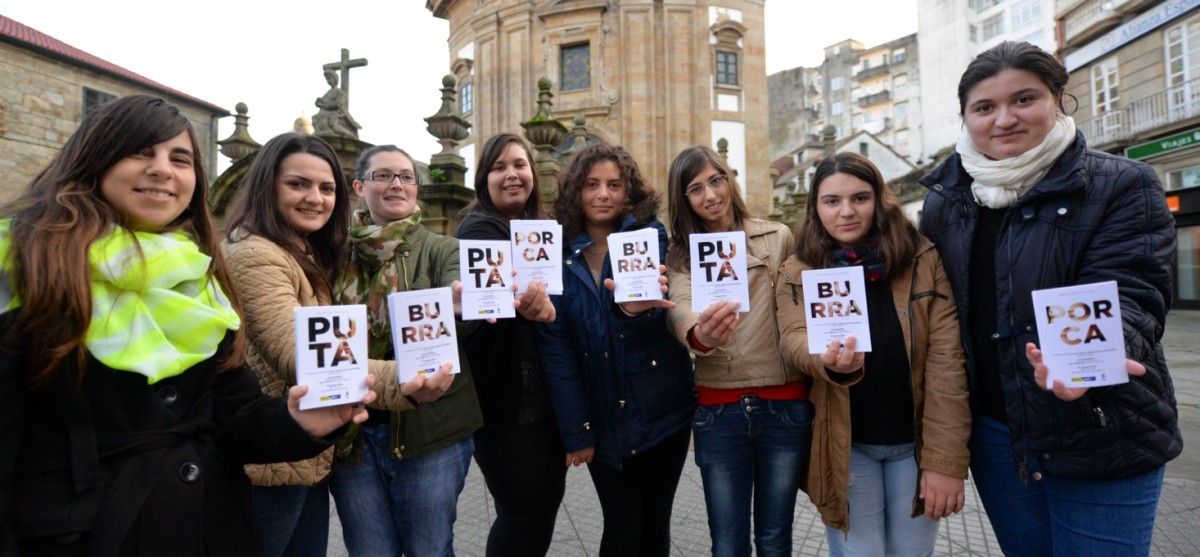 Alumnos de FP de A Xunqueira I reparten información sobre el 25-N