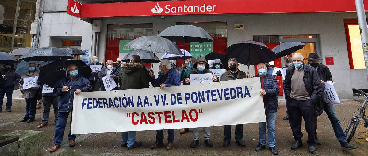  La Federación de Asociacións de Veciños de Pontevedra Castelao en la protesta contra las condicións bancarias