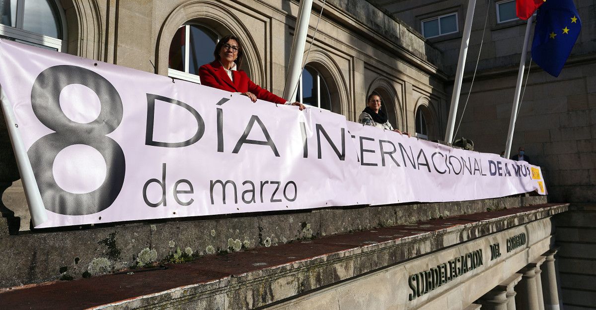 A Subdelegación do Goberno coloca a súa pancarta con motivo do Día da Muller