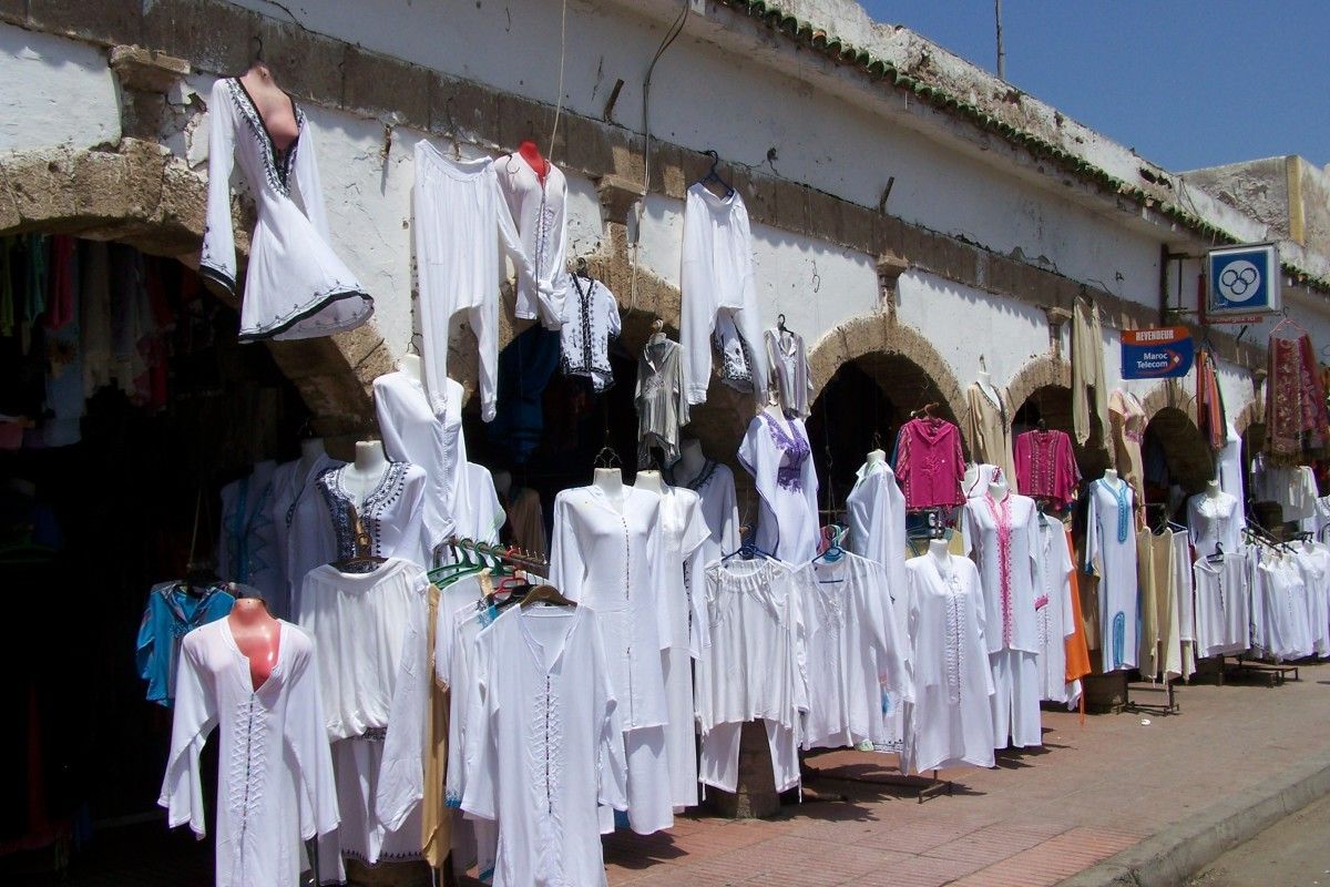 Tendas de roupa nun mercado