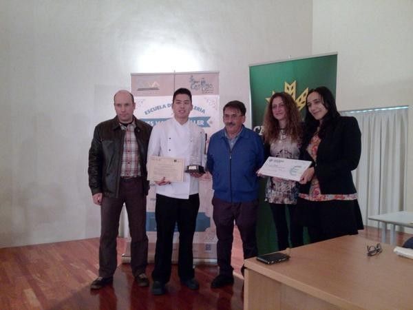 Iván Liu Zhu recibe el premio del Concurso Nacional de cocina con Xata Roxa