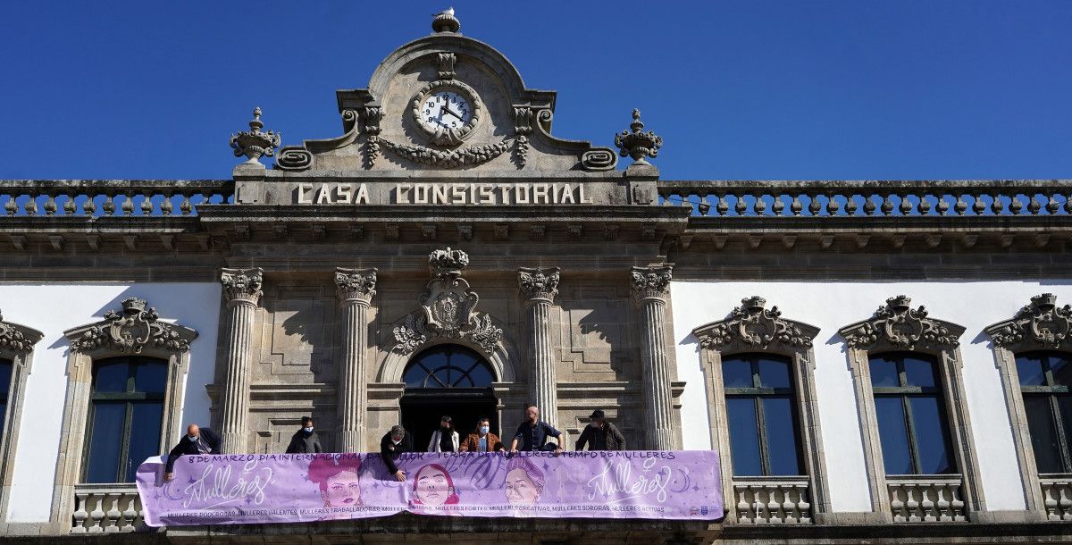 Despregamento da lona do Día Internacional da Muller no Concello de Pontevedra
