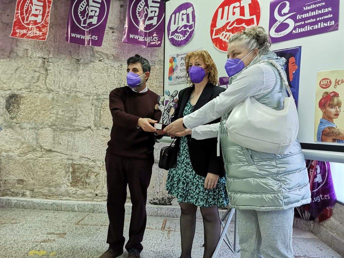 UGT entrega a Isabel Varela, responsable dun viñedo en Meaño, o premio 8 de Marzo