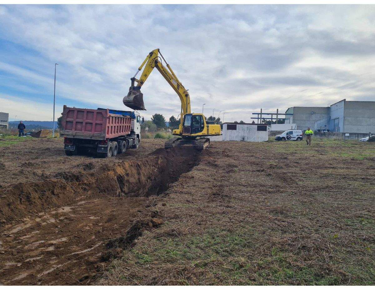 Escavacións para a construción de novas naves no parque empresarial de Sanxenxo