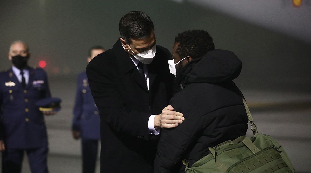 Pedro Sánchez con Samuel Kwesi, uno de los supervivientes del Villa de Pitanxo
