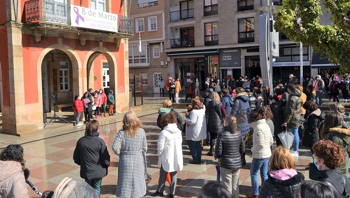 Concentración feminista en Bueu polo 8M