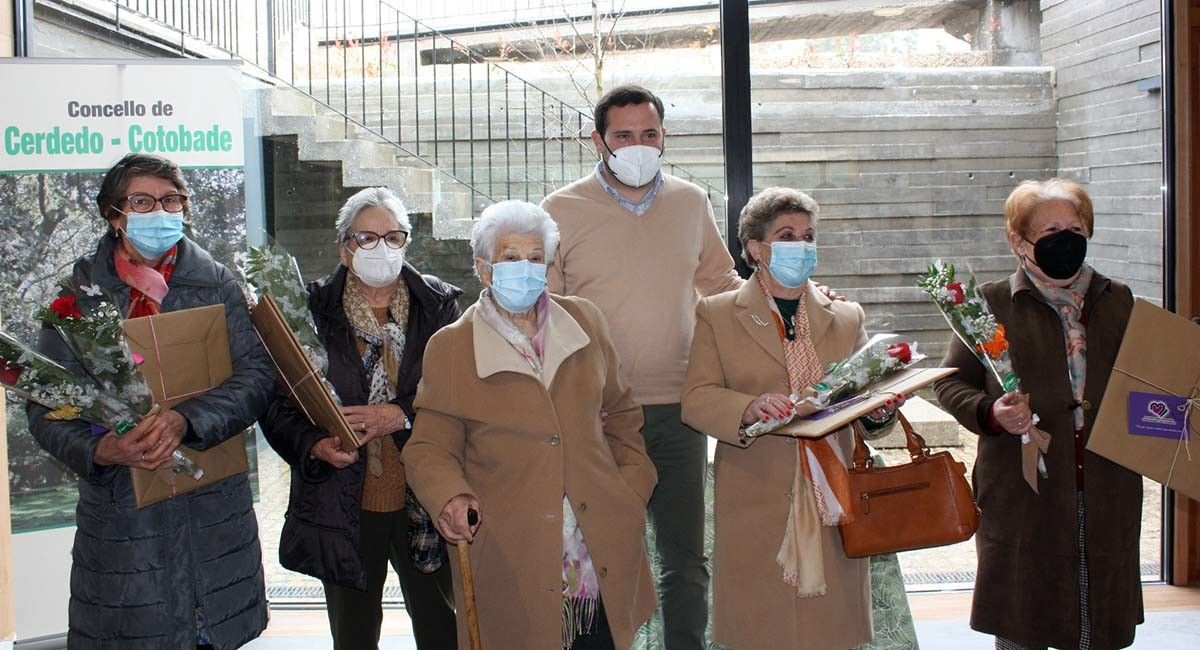 Homenaxe ás cociñeiras dos comedores escolares de Cerdedo-Cotobade