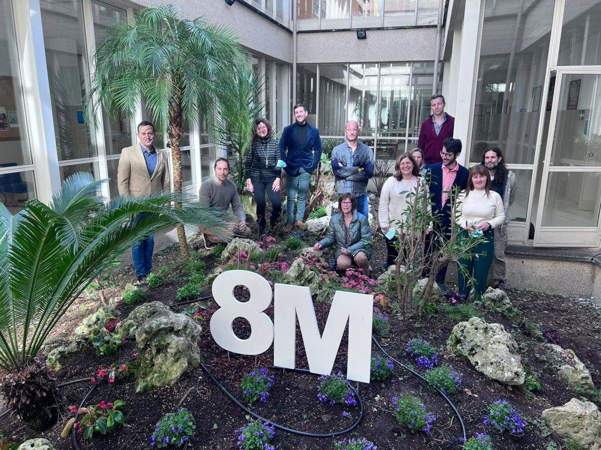 Personal de la UNED en Pontevedra en un acto reivindicativo de la igualdad por el 8M