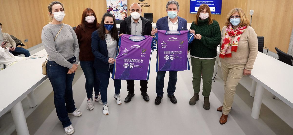 O Teucro presenta no Concello de Pontevedra unha camiseta morada polo 8M