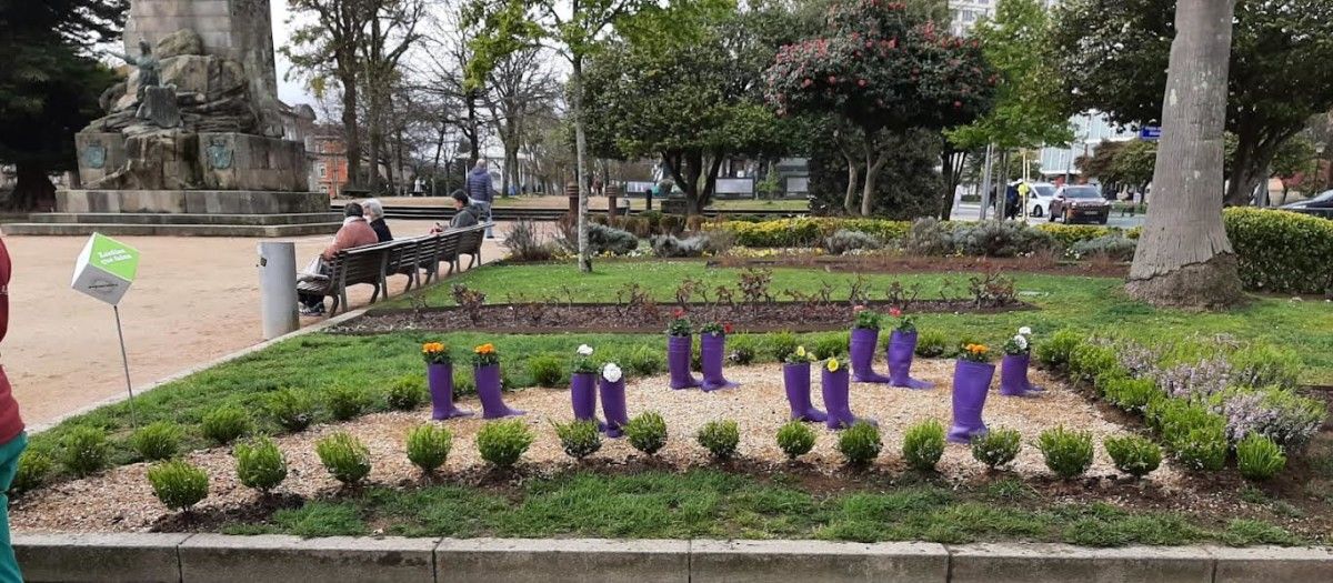 Intervención floral dos Xardíns que Falan na Praza de España con motivo do Día Internacional da Muller (8 de marzo)