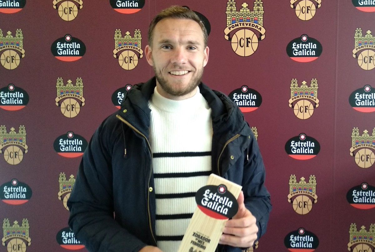 Diego Seoane con el Premio Estrella Galicia al mejor jugador de febrero en el Pontevedra