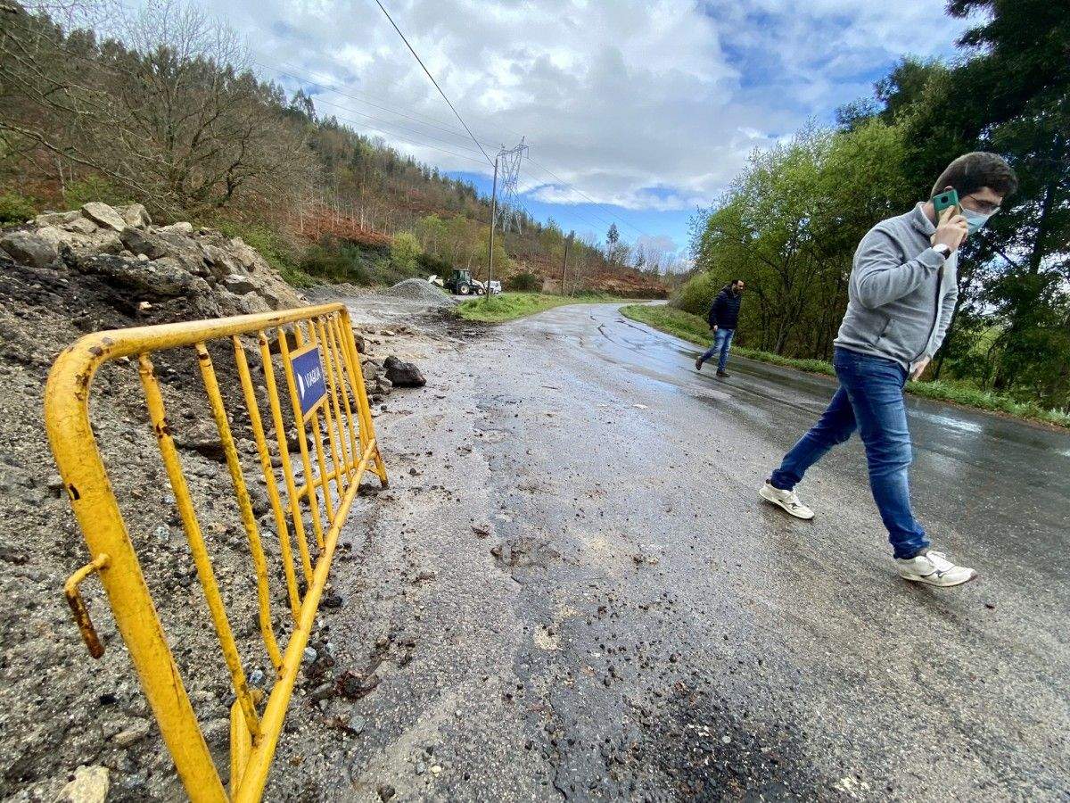 O concelleiro popular Pablo Fernández nunha zona de obras de Viaqua no rural