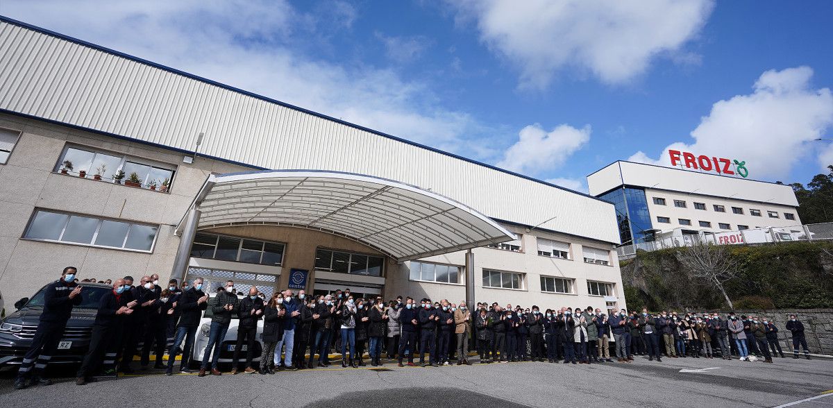 Minuto de silencio de los trabajadores de la sede de Froiz en Lourido por el fallecimiento de Magín Froiz