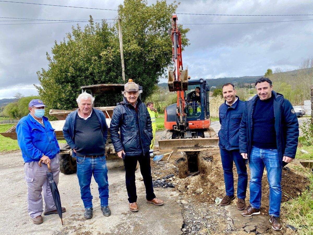 O alcalde de Caldas, Juan Manuel Rey, comproba o inicio das obras de saneamento de Paraimas