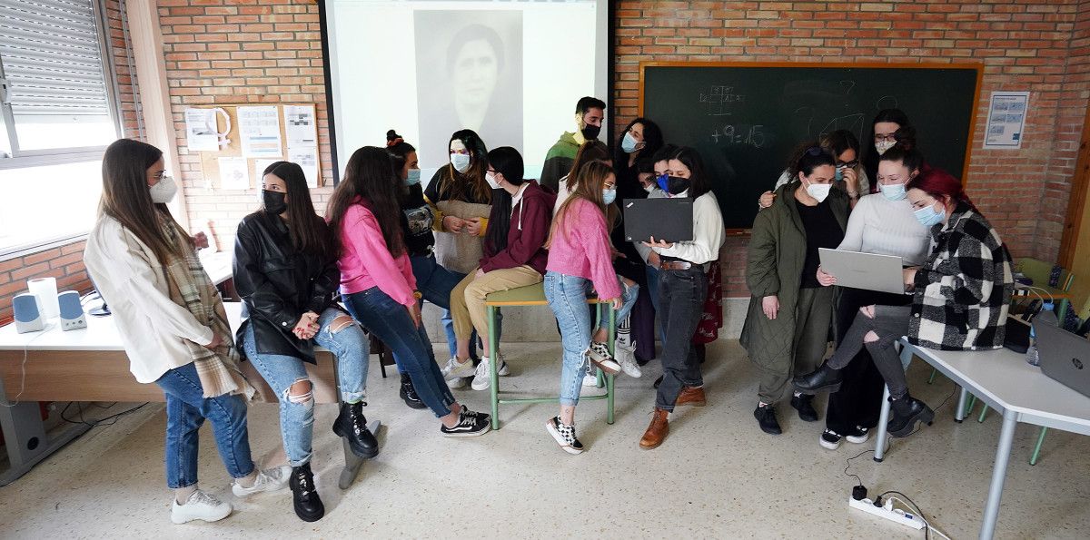 Alumnado do ciclo de Promoción da Igualdade de Xénero, coa foto de Josefa Fariña ao fondo