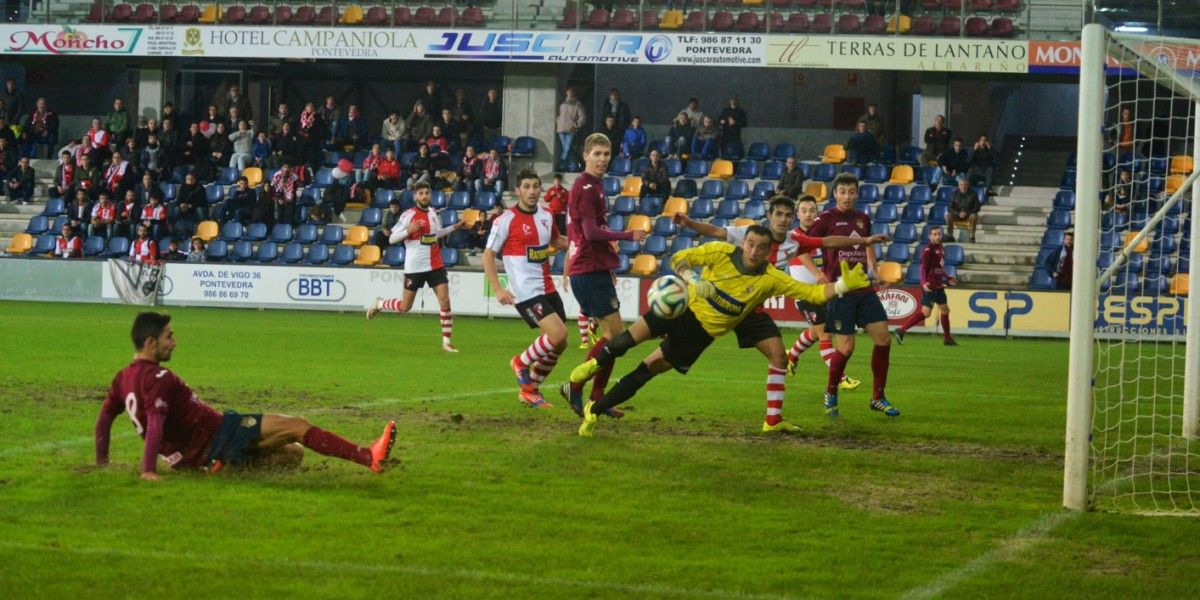 Jorge consegue con este remate o gol da vitoria do Pontevedra sobre o Arosa en Pasarón Jorge consegue con este remate o gol da vitoria do Pontevedra sobre o Arosa en Pasarón