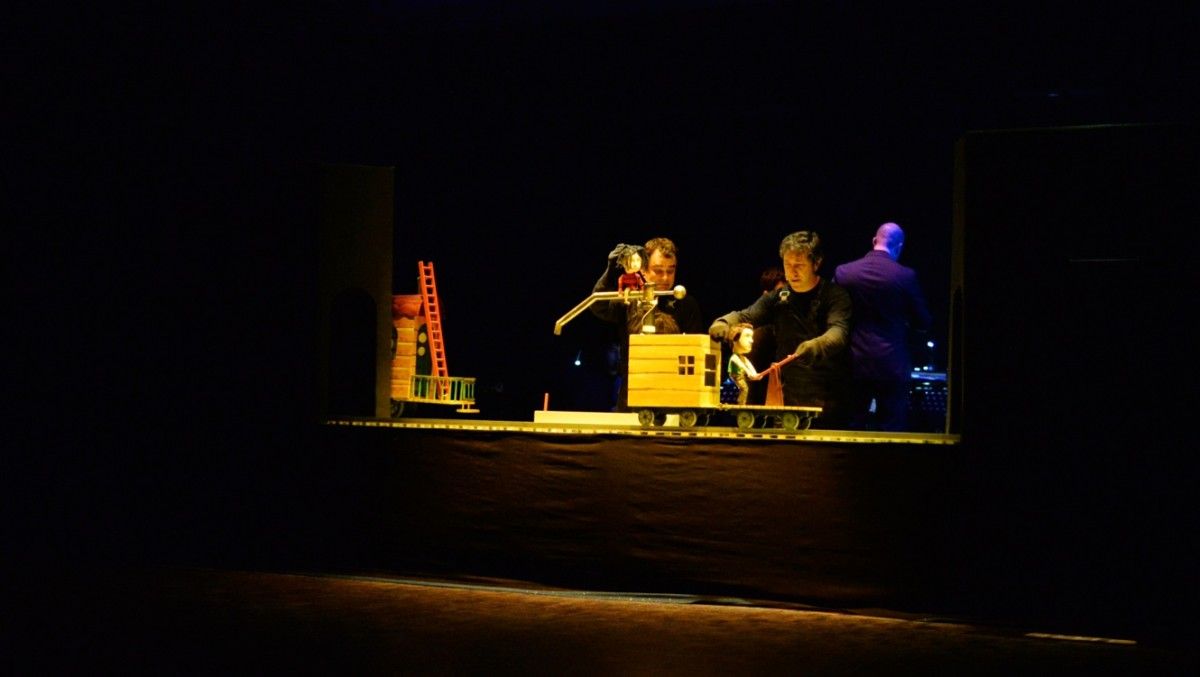 Representación de 'Pedro e o lobo' de Fantoches Baj en el Teatro Principal