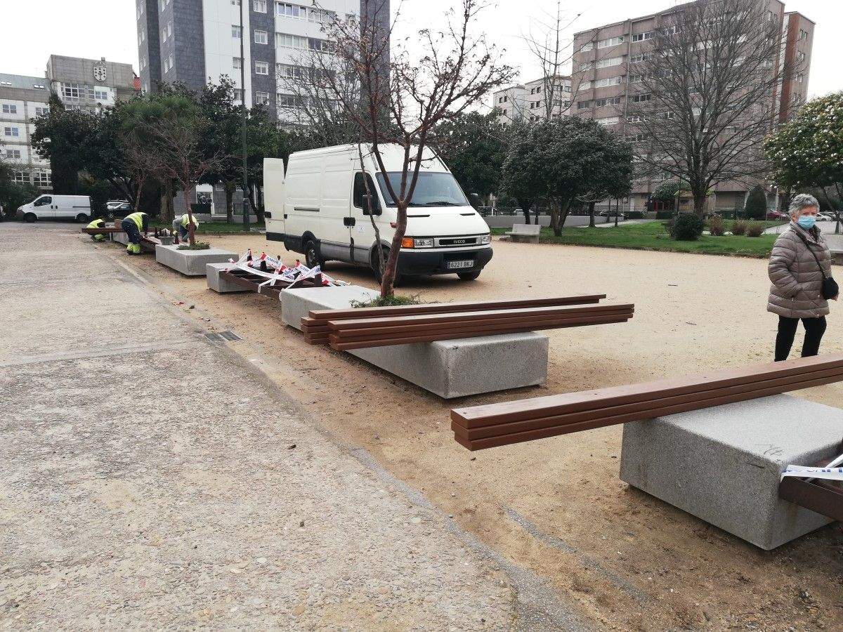 Arranxo dos bancos na Praza da Constitución